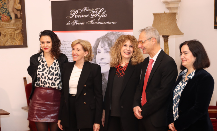 El rector de la Universidad de Salamanca, Ricardo Rivero; la presidenta del Patrimonio Nacional, Ana de la Cueva; la poeta nicaragüense Gioconda Belli; y la profesora de Literatura Española de la USAL, María José Bruñ