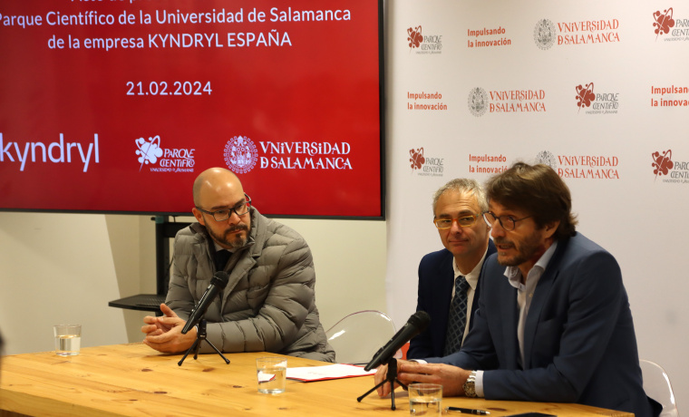 Rueda de prensa con el rector, Ricardo Rivero; el responsable de clientes de la empresa, Diego Sánchez Ramiro; y Daniel Velasco, teniente de alcalde del Ayuntamiento de Villamayor