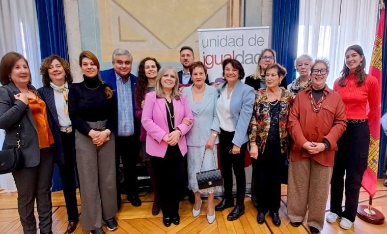 Entrega de los premios 2025 a las profesoras jubiladas, Angelita Calvo Redondo, Esther Santiago Alfonso y  Soledad Murillo de la Vega.