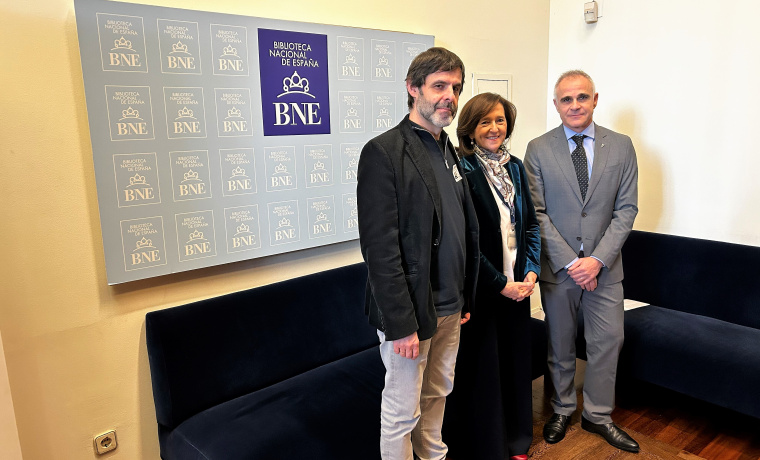 De izquierda a derecha el autor, Pedro Martín Baños; el director de Ediciones Universidad de Salamanca, Jacobo Sanz, y la directora de la Biblioteca Nacional, Ana Santos Aramburu