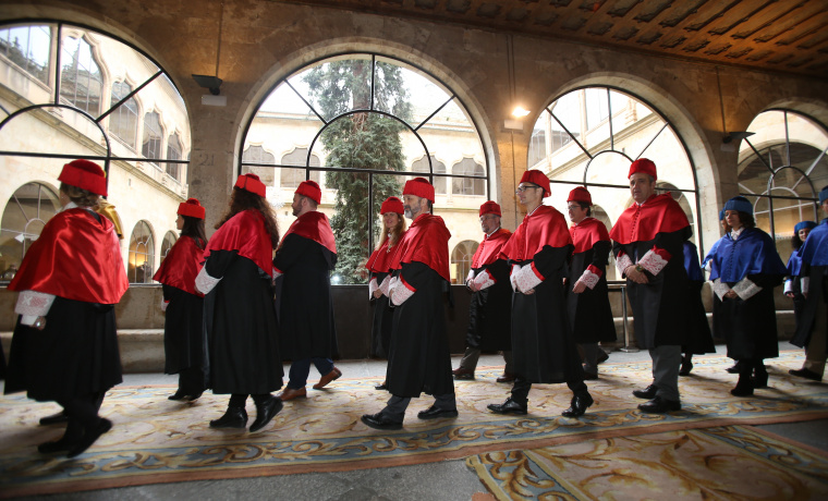 El cortejo de doctores se encamina hacia el Paraninfo de las Escuelas Mayores.