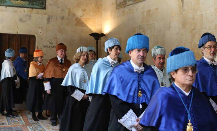 El cortejo de doctores, dirigiéndose al Paraninfo de las Escuelas Mayores.