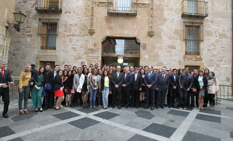 Foto de familia de las autoridades y estudiantes brasileños en la Universidad de Salamanca.