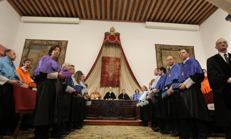 Los rectores de la Univerisidad de Salamanca y de la Universidad Pontificia de Salamanca presidiendo el acto académico.