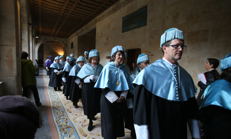 El cortejo de doctores, dirigiéndose al Paraninfo de las Escuelas Mayores.