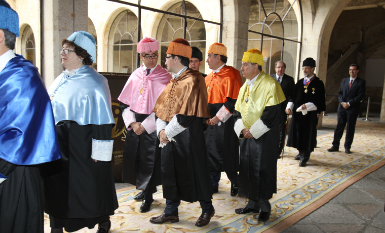 El cortejo de doctores, dirigiéndose al Paraninfo de las Escuelas Mayores.