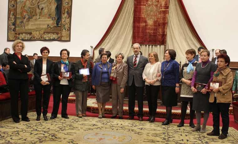 Foto de familia con el personal que alcanza la edad de jubilación