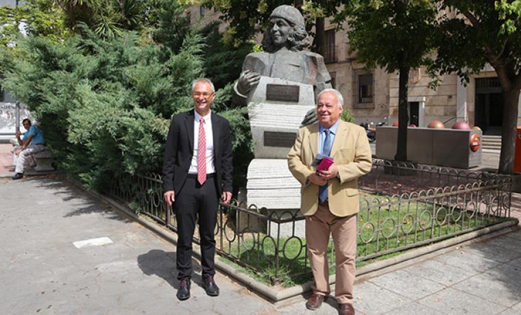 Ricardo Rivero y Gonzalo Santonja, delate de la escultura dedicada a Carmen Martín Gaite en Salamanca.