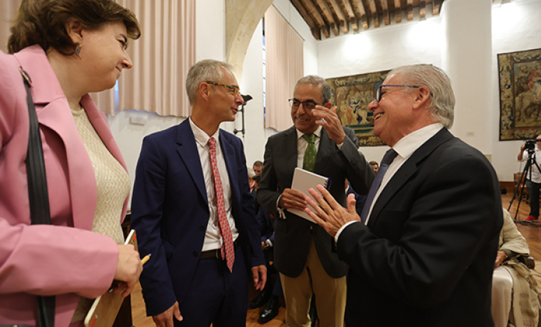 Miembros de la mesa presidencial antes de comenzar el acto