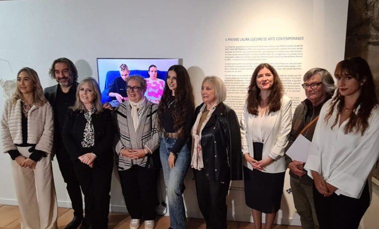 Galardonadas junto al jurado de esta edición