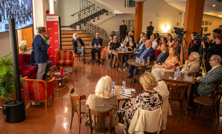 La Universidad de Salamanca homenajea a Carmen Martín Gaite ante un Teatro Monumental de Madrid abarrotado