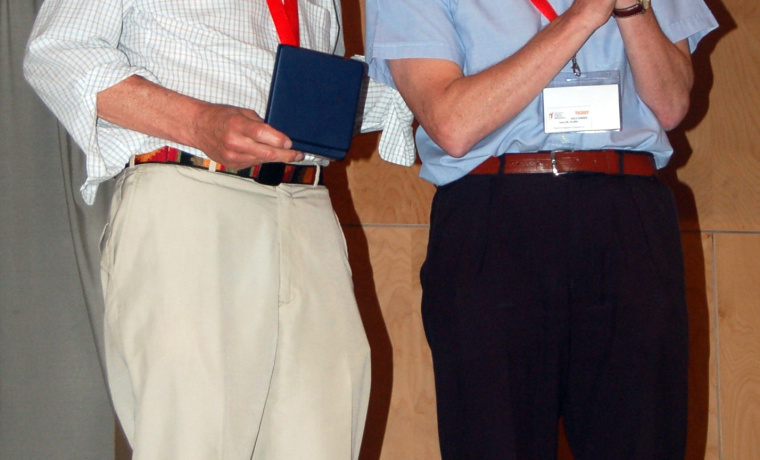 Bernard Moss (izquierda), del Instituto Nacional de la Salud de EEUU, recibe el premio presentado por el Profesor Geoffey Smith de la Universidad de Cambridge.