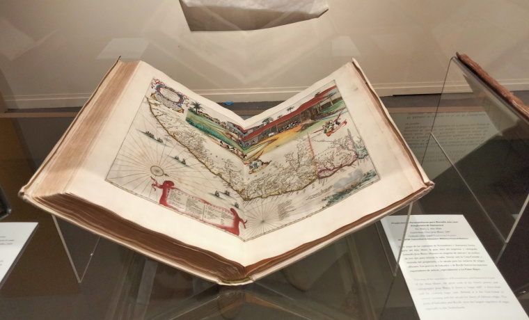 La Biblioteca Histórica de la USAL muestra dos libros en sendas exposiciones reunidas en el Archivo de Indias y en el Museo Naval de Madrid