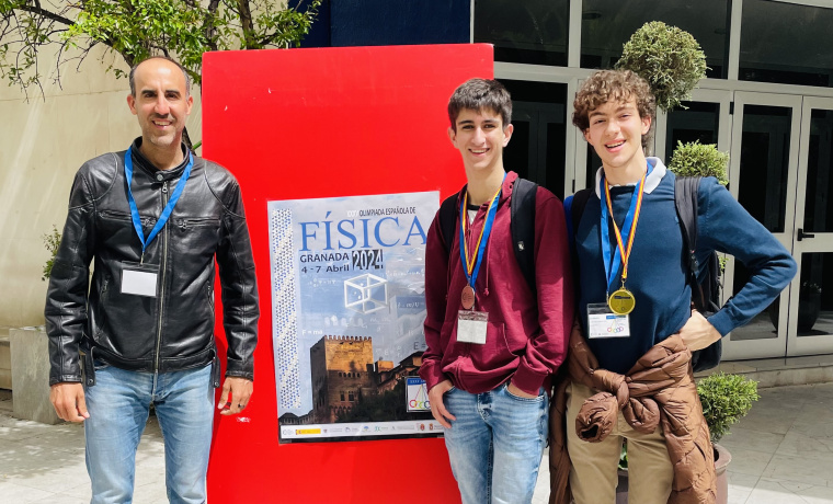 Los estudiantes Rodrigo Herrera Yánez y Daniel Batalla Sáez acompañados por el profesor de la Usal Ignacio Íñiguez