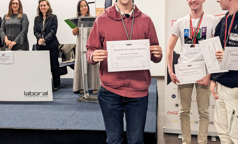 Diego Alonso Domínguez posa con la medalla de oro y el diploma tras superar las pruebas de la LXI Olimpiada de Matemáticas