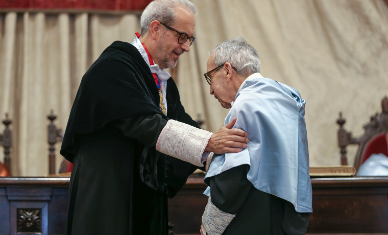 El rector saluda al recién investido como doctor honoris causa