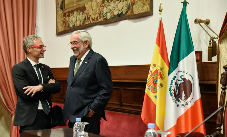 Los rectores de ambas universidades durante el acto.