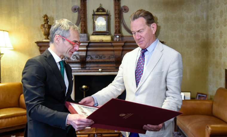 Momento de la entrega del diploma