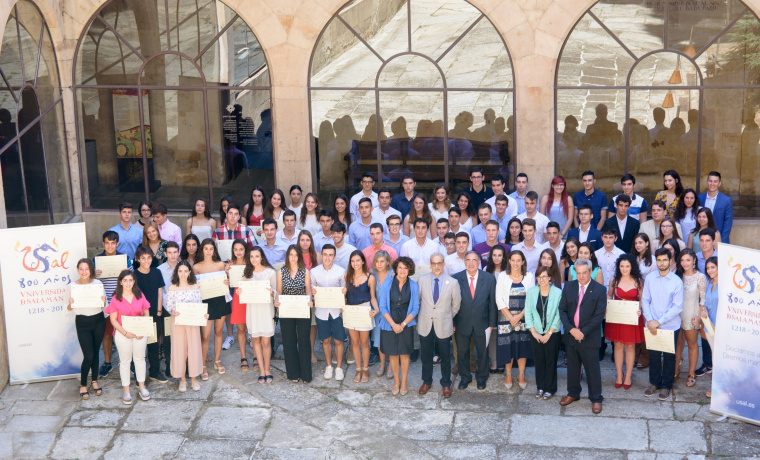 El rector de la Universidad de Salamanca, Daniel Hernández Ruipérez, ha presidido la entrega los diplomas