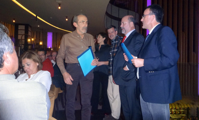 El profesor del Área de Geodinámica Externa (a la izquierda) ve reconocida así su labor en la difusión digital de la Hidrogeología