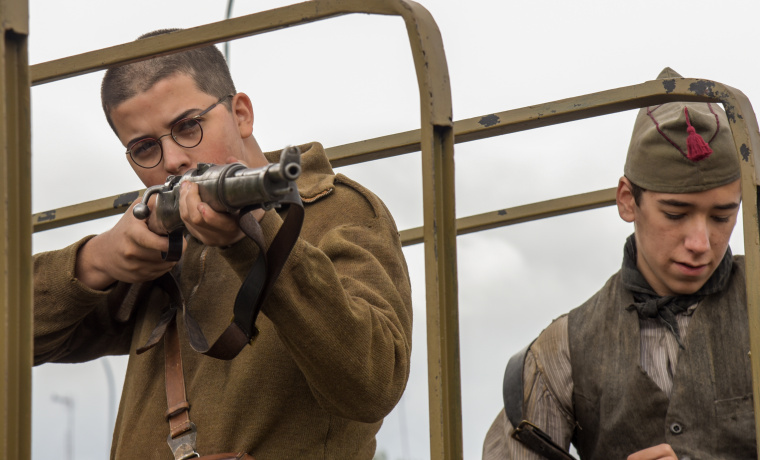 Dos jóvenes de la producción