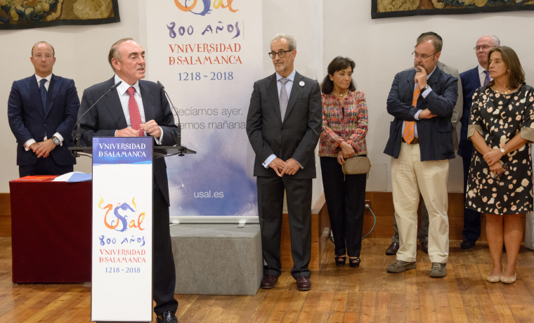 José Antonio Villasante agradece la medalla recibida