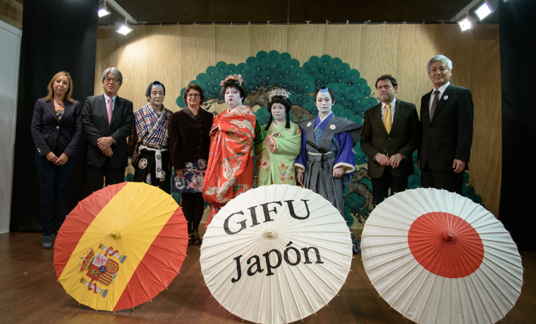 La vicerrectora de Investigación y Transferencia, el embajador de Japón en España, la vicerrectora de Docencia y Evaluación de la Calidad, el director del Centro Cultural Hispano-Japonés y el vicegobernador de la prefectura de Gifu con algunos representantes de Jikabuki