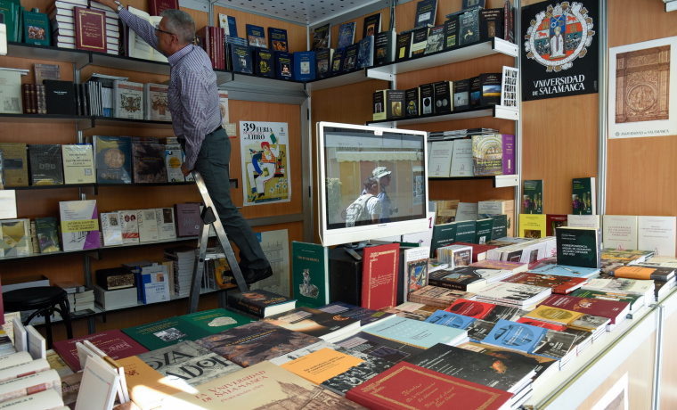 Estand de la Universidad de Salamanca de la Feria del Libro