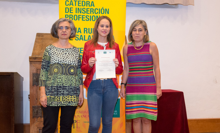 De izquierda a derecha: La vicerrectora de Atención al Estudiante y Extensión Universitaria, Cristina Pita; Paula Santos, estudiante beneficiaria del premio, y la directora general de Caja Rural de Salamanca, Isabel Martín Arija