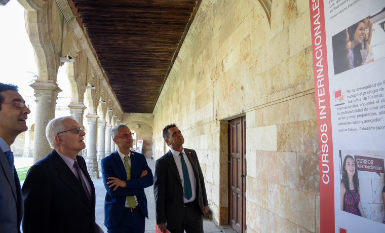 Ricardo Rivero, Víctor García de la Concha, José Miguel Sánchez Llorente y José Luis Herrero inauguraron la exposición de los 90 años de Cursos Internacionales