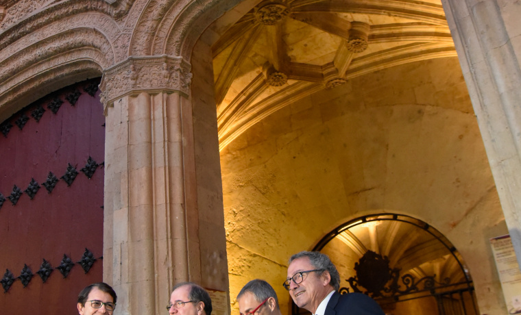 El rector Ricardo Rivero, el alcalde de Salamanca, Alfonso Fernández Mañueco, el presidente de la Junta de Castilla y León, Juan Vicente Herrera, y el presidente de PRISA, Manuel Polanco, en los prolegómenos del acto celebrado en la Universidad de Salamanca