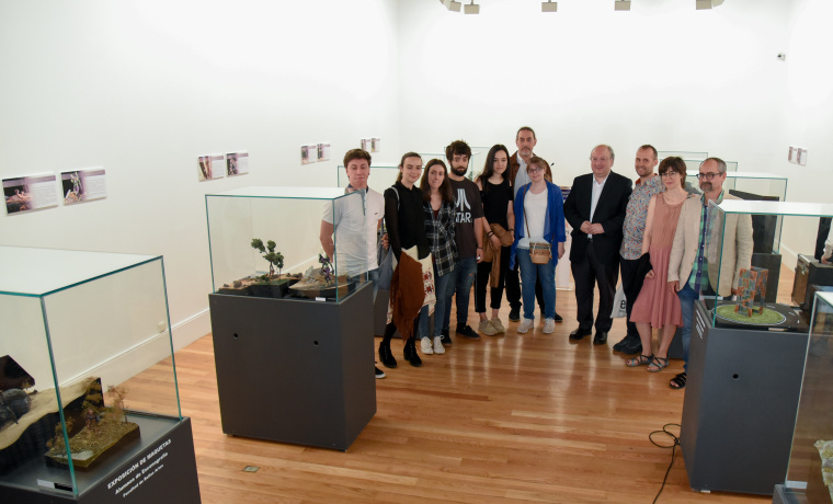 Foto de familia con los autores asistentes a la presentación