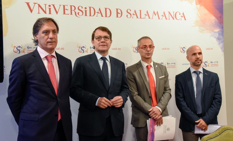 El concejal de Fomento del Ayuntamiento de Salamanca, Carlos García Carbayo; el rector de la USAL, el alcalde de Salamanca y el vicerrector de Economía,Javier González Benito