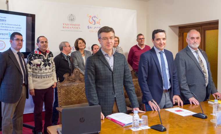 En primera fila y de izquierda a derecha: Eduardo Azofra, director de Ediciones Universidad de Salamanca; Juan Manuel Corchado, vicerrector de Investigación y Transferencia, y Manuel Salinas de Frías, director de la revista