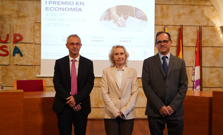 Autoridades durante el certamen del I Premio en Economía José María Vargas-Zúñiga Ledesma