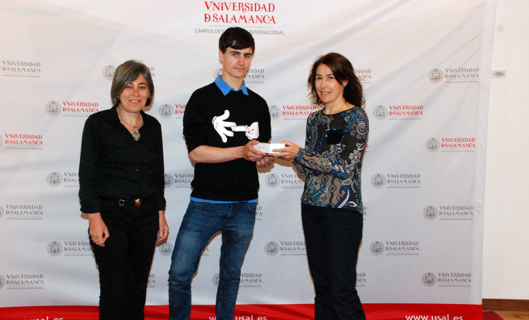 Cristina Pita, vicerrectora de Atención al Estudiante e Inserción Profesional; Víctor Irkujo Valeta, estudiante de primer curso de Farmacia; y Socorro Coria, directora de Recursos Humanos y Asesoría Jurídica de Caja Rural Salamanca.