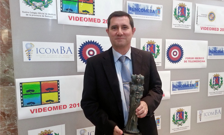 Juan A. Juanes Méndez con el Premio Videomed 2014 recibido en el XIX Certamen Internacional de Cine Médico.