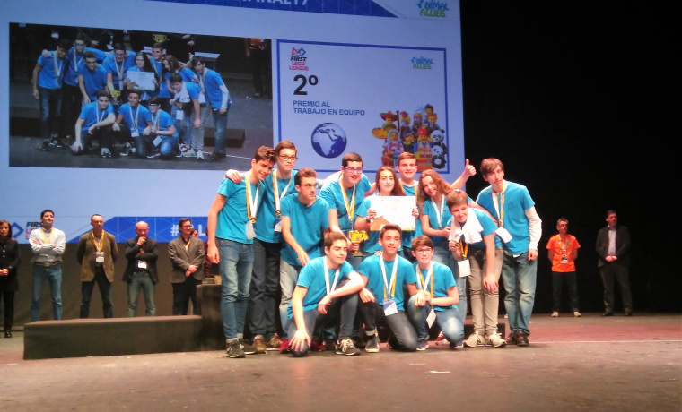 R2D2 recibiendo el premio