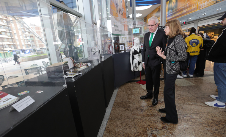 El subdirector de Estaciones Noroeste de Adif, Manuel Víctor Barrós, y la decana de la Facultad de Bellas Artes de la USAL, María Reina Salas.