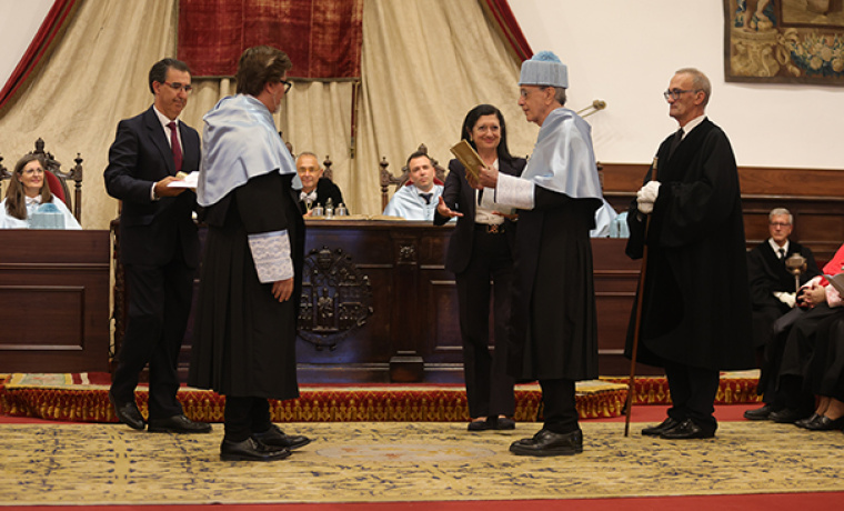 Momento de la entrega de los atributos como nuevo doctor.jpg