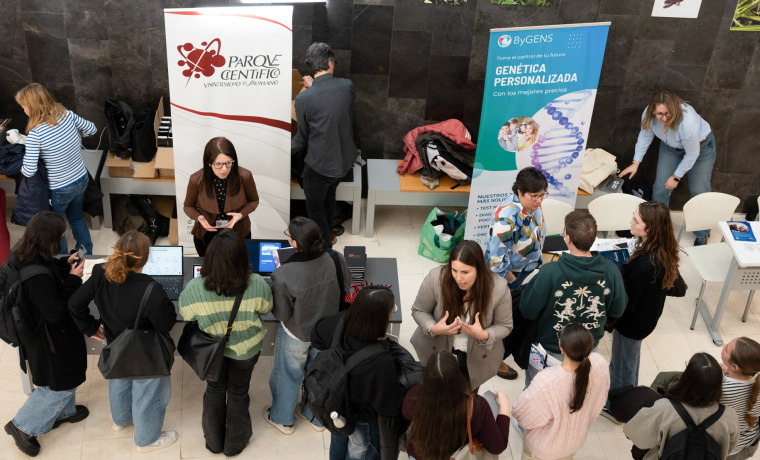 Estudiantes durante las jornadas en el Edificio Dioscórides de la Facultad de Biología