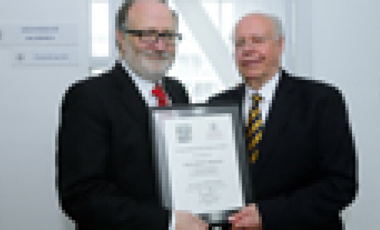 Foto de familia tras la entrega de los Premios ASUS 2014 y el III Premio Garmendia/ASUS de Investigación.