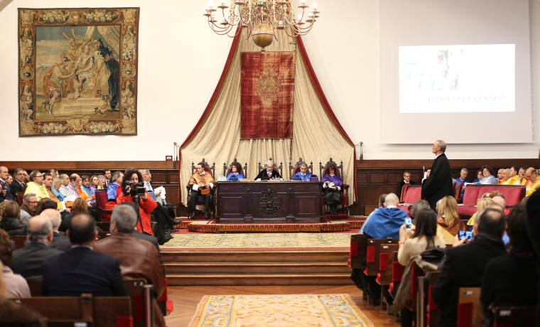 El rector de la Univerisidad de Salamanca, Daniel Hernández Ruipérez, presidió el acto académico.