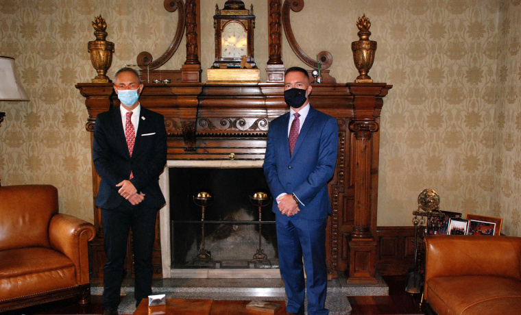 El rector Ricardo Rivero con el consejero para la Diplomacia, Joseph Mellott