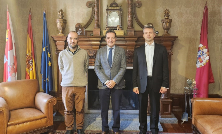 Manuel del Pino, Juan Manuel Corchado y Oleksiy Kondratyev en la reunión en el Rectorado.