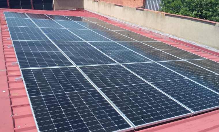 Instalación de los paneles solares de autoconsumo en el Campus Unamuno
