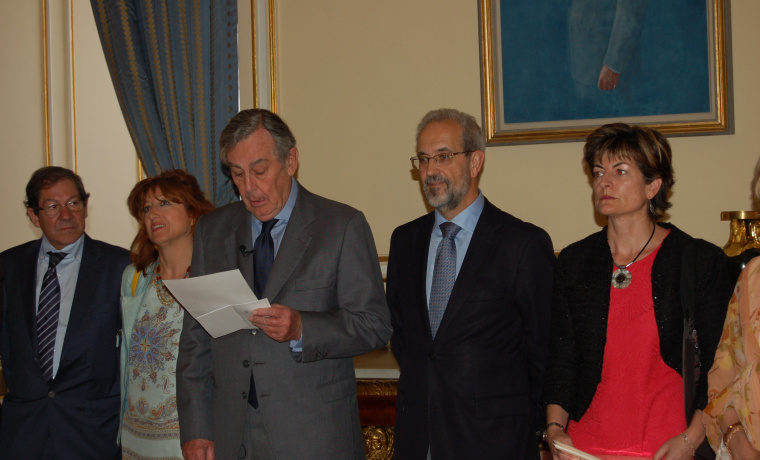 José Rodríguez-Spiteri junto al rector de la Universidad de Salamanca, en el momento de leer el fallo del jurado.