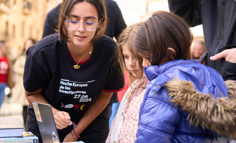 Participantes en la Noche Europea de los Investigadores organizada en la plaza del Oeste.