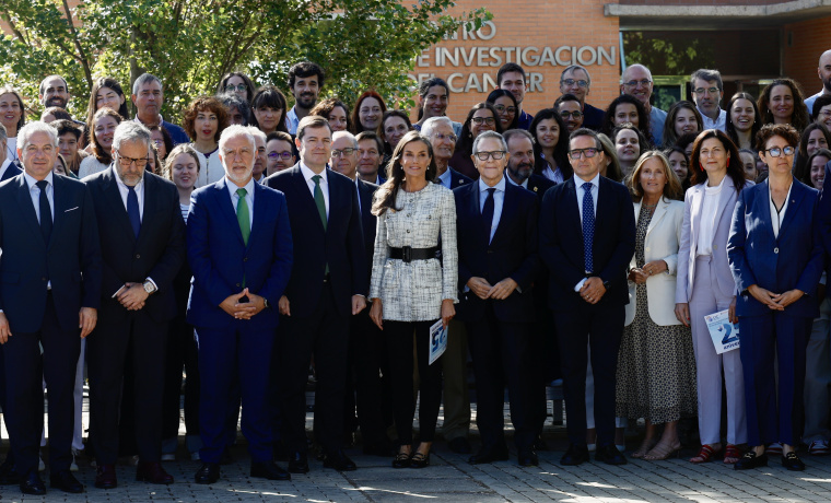 La Reina Letizia conoce los proyectos científicos en curso en su visita al Centro de Investigación del Cáncer de la USAL por su 25º aniversario