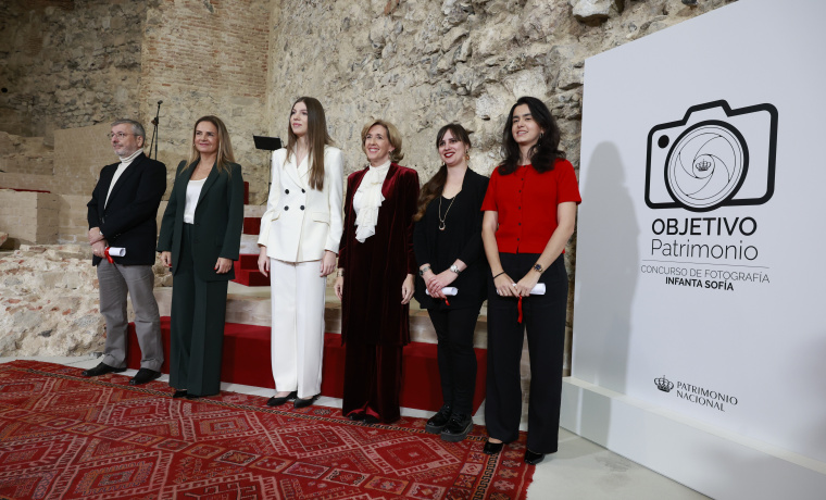 La estudiante de doctorado Emilie Payn (segunda por la derecha) recibe el premio de Fotografía Infanta Sofía